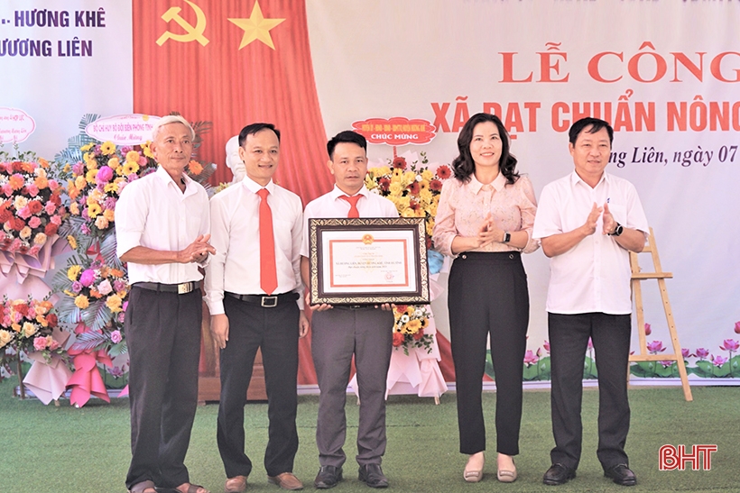 Huong Lam border commune receives certificate of recognition for meeting new rural standards