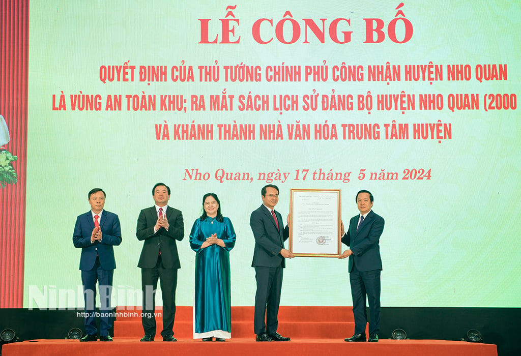 Annonce de la décision du Premier ministre de reconnaître la zone de sécurité, lancement du livre Histoire du Comité du Parti du district de Nho Quan 2000-2020