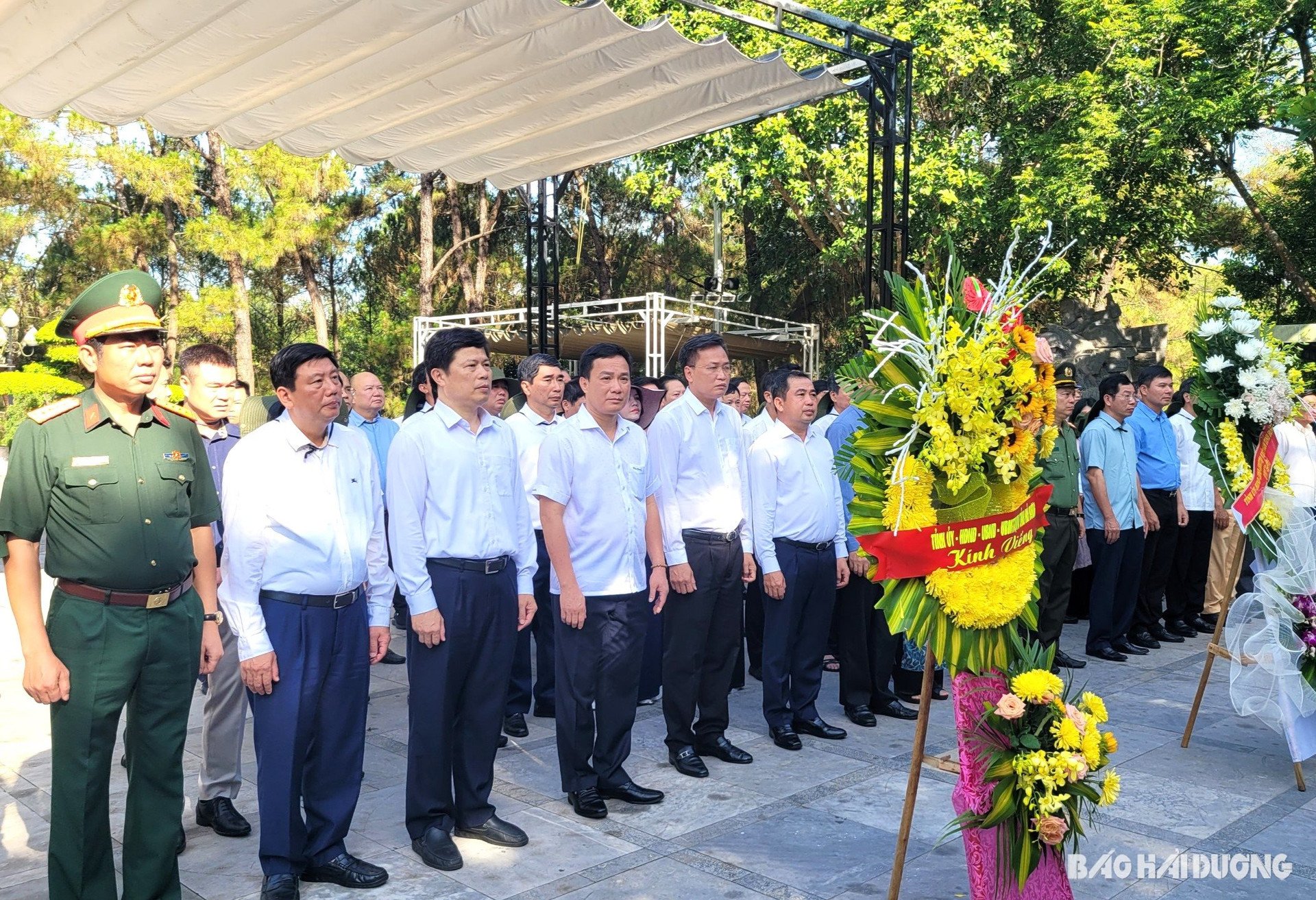 Truong Son National Martyrs Cemetery와 Road 9에서 순교자들을 기념하고 조의를 표하기 위해 향을 바치다