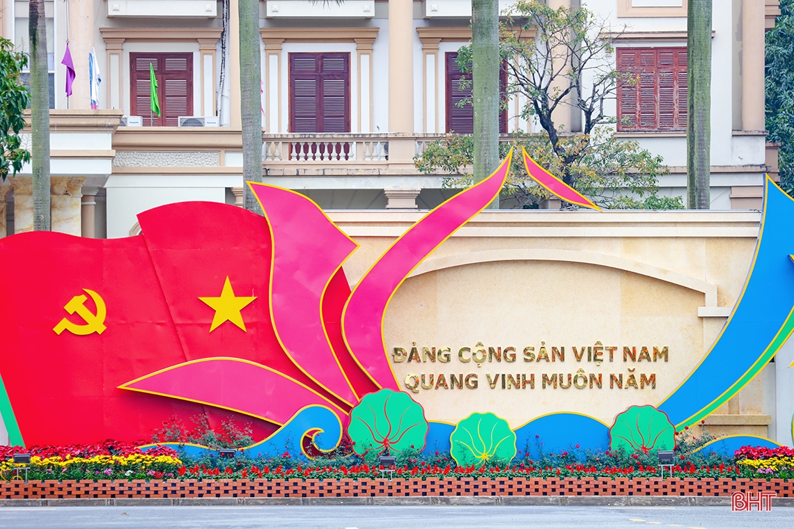 Las calles de Ha Tinh se iluminan con banderas y flores para celebrar el 94º aniversario de la fundación del Partido.