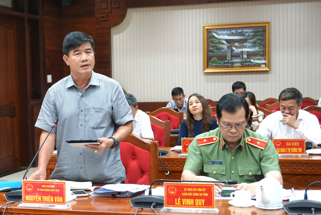 Phó Chủ tịch UBND tỉnh Nguyễn Thiên Văn phát biểu tại phiên họp.