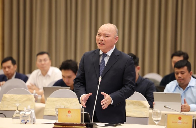 Chief of Office of the Ministry of Home Affairs Vu Dang Minh informs about the regime for cadres in the streamlining category - Photo: VGP