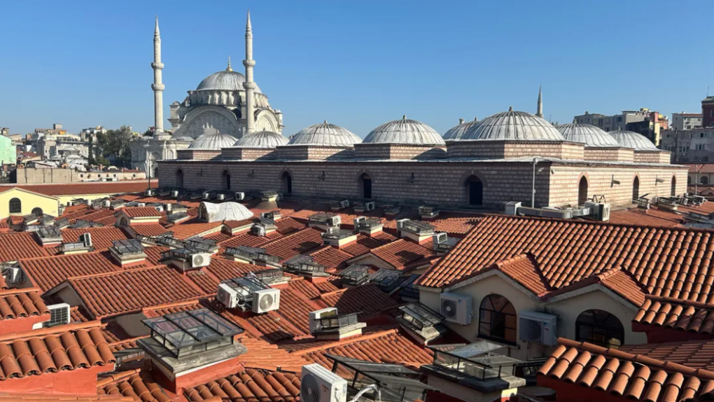 Rooftop tour of ancient bazaar in Türkiye