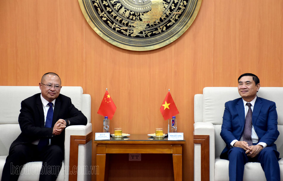 Eine Delegation des Parteikomitees des Distrikts Giang Thanh stattete den Politikern der Provinz Dien Bien einen Höflichkeitsbesuch ab