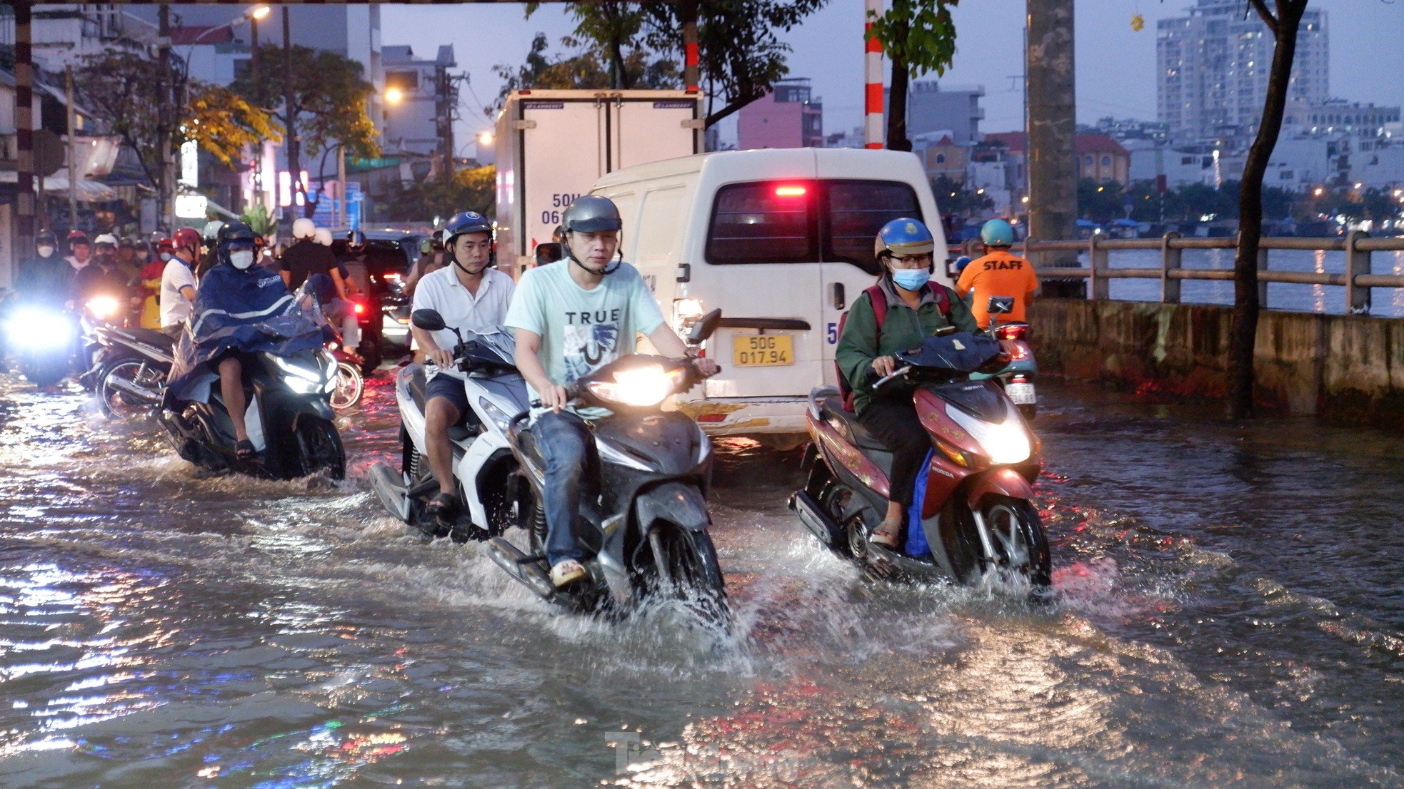 Embouteillages et routes inondées à Ho Chi Minh-Ville après des pluies inhabituelles combinées à une marée haute le 15e jour du 12e mois lunaire, photo 2