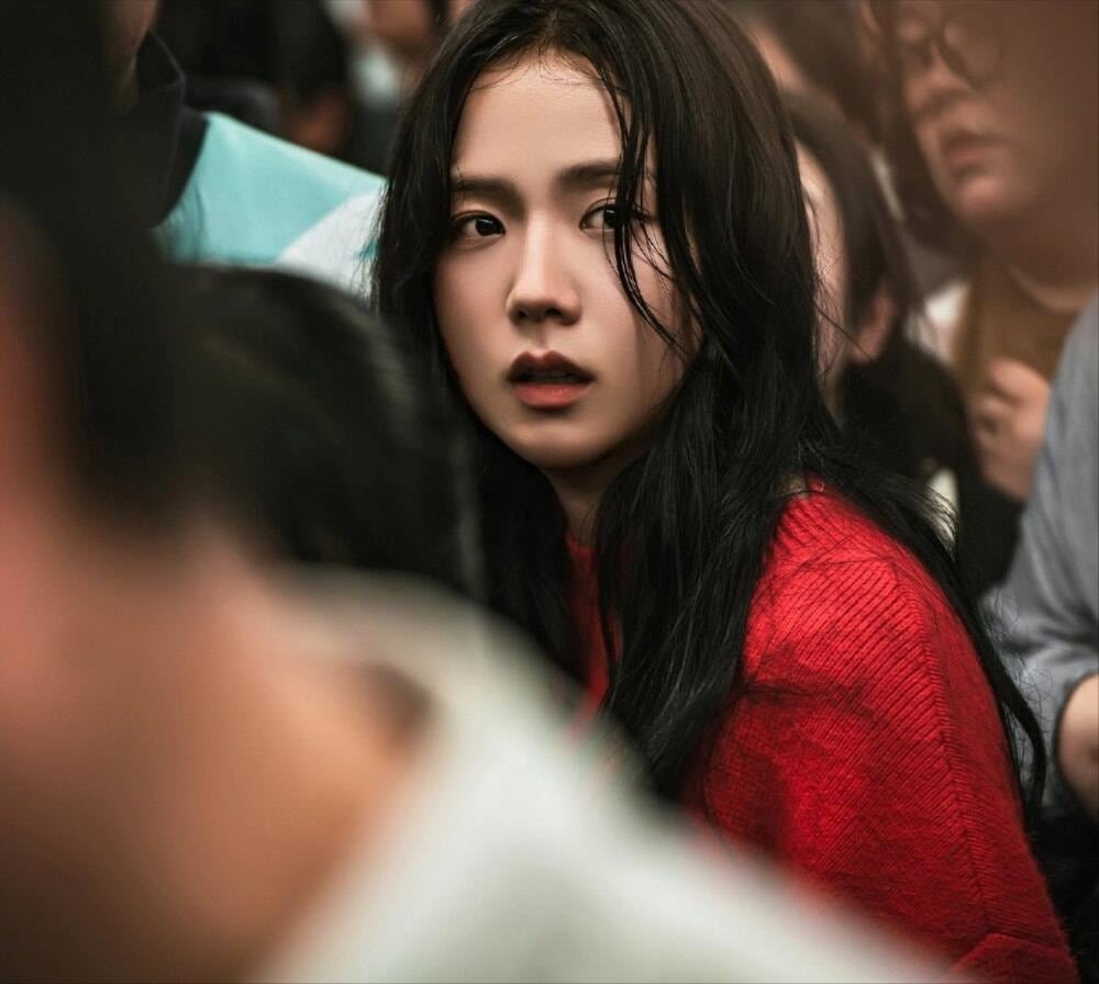 bazaarvietnam.vn-wp-content-uploads-2024-12-_bzvn-jisoo-newtopia-2.jpg