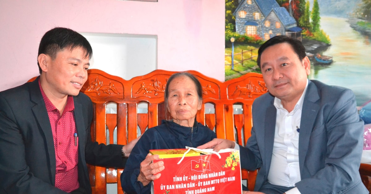 Vice Chairman of the Provincial People's Council Nguyen Cong Thanh visited typical policy families in Dai Loc