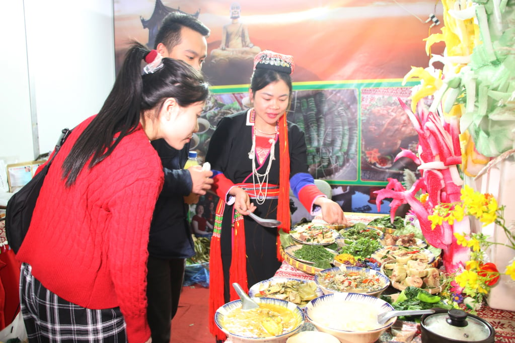 Les touristes découvrent la cuisine du groupe ethnique Dao dans la commune de Thuong Yen Cong (ville d'Uong Bi).