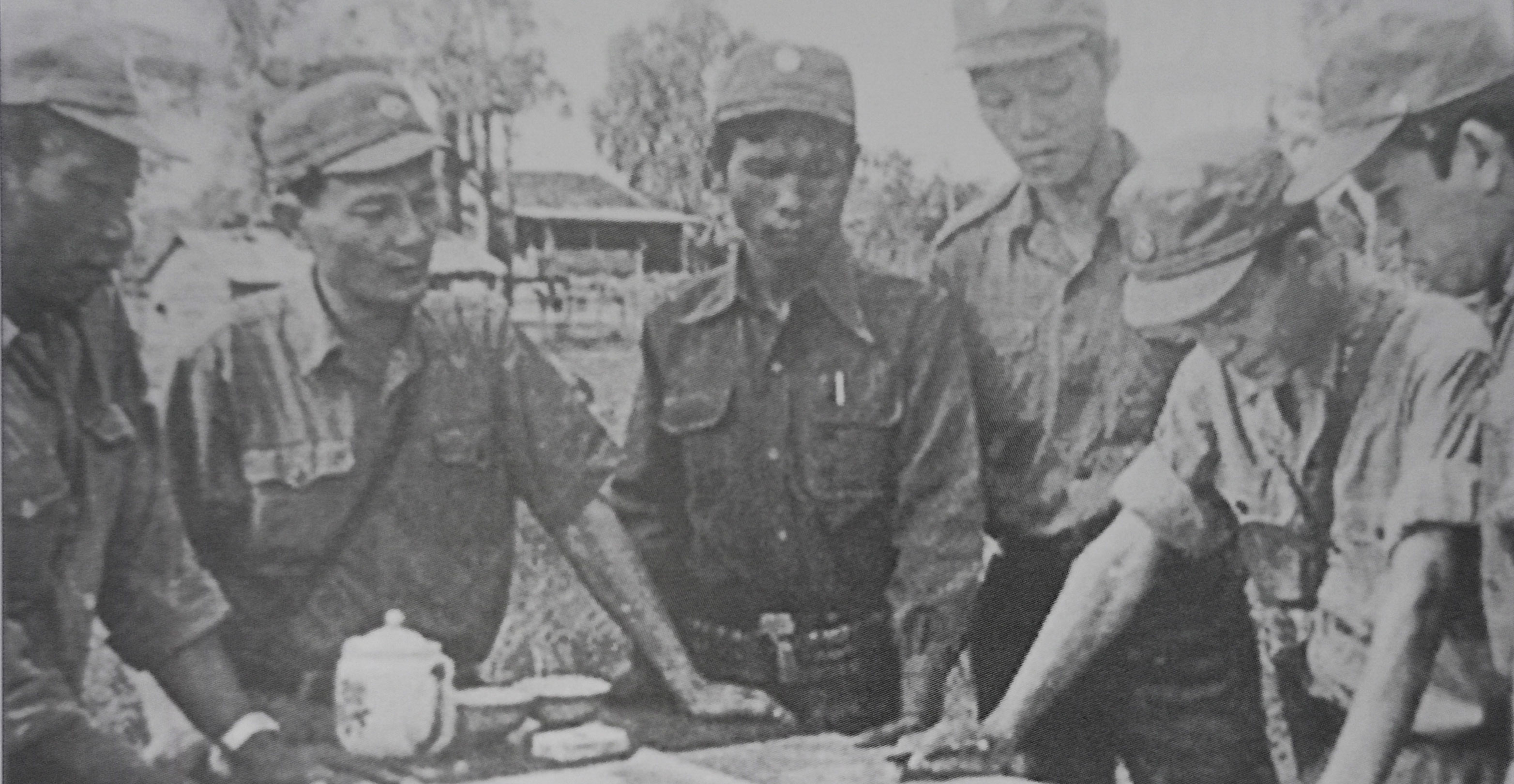 Comrade Phan Thanh Tan (second from right) inspects the combat preparations of Ap Bac Battalion in Krakor district (Pursat province) during the 1986 dry season campaign. Photo: T.N