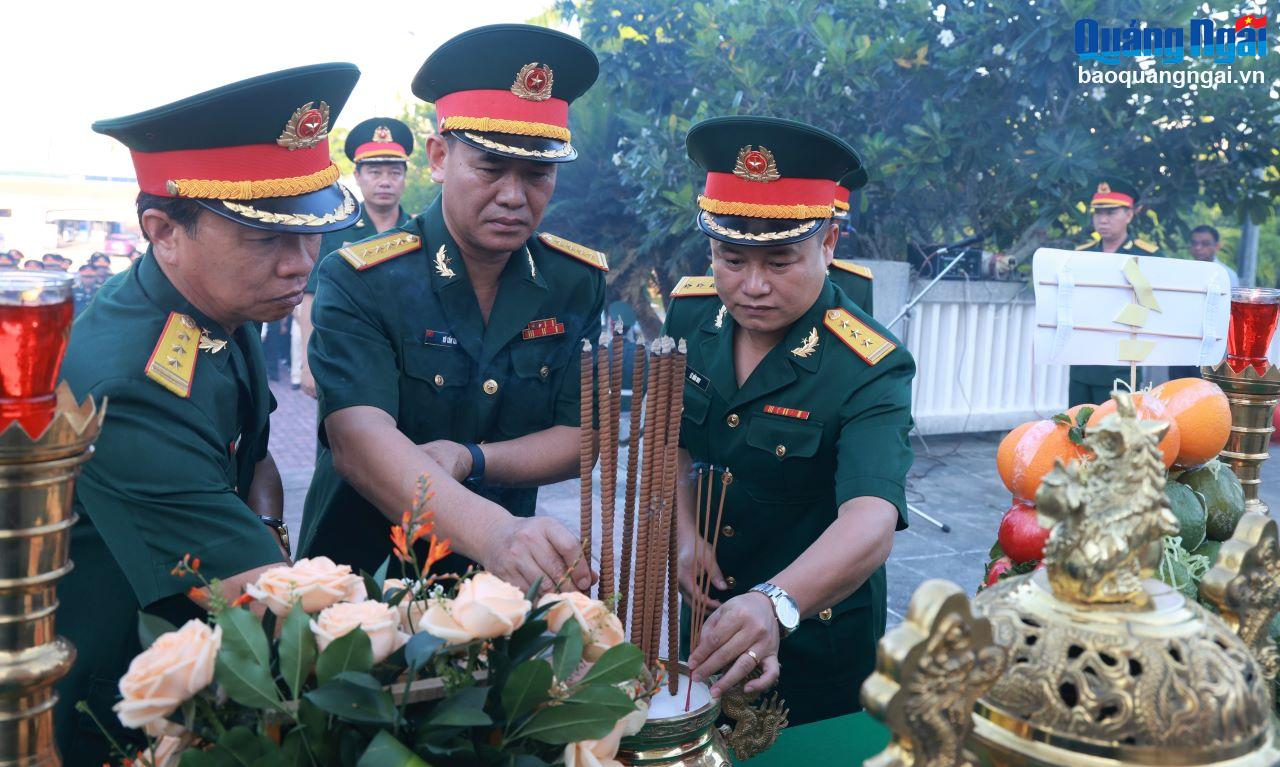 Delegierte brachten Blumen und Weihrauch auf dem Märtyrerfriedhof der Stadt Quang Ngai dar.
