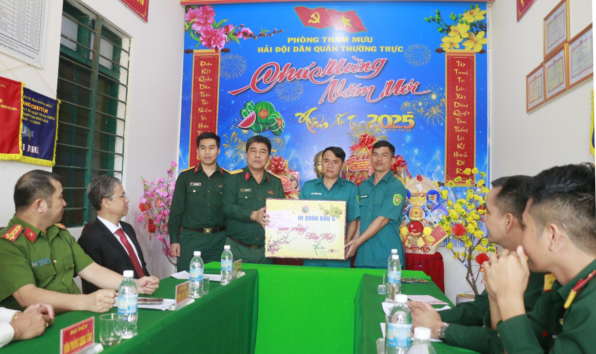 Le colonel Tran Tan Cuong offre des cadeaux du Têt du Comité du Parti du commandement de la 5e région militaire aux officiers et aux soldats de l'escadron de la milice permanente de la province de Khanh Hoa.