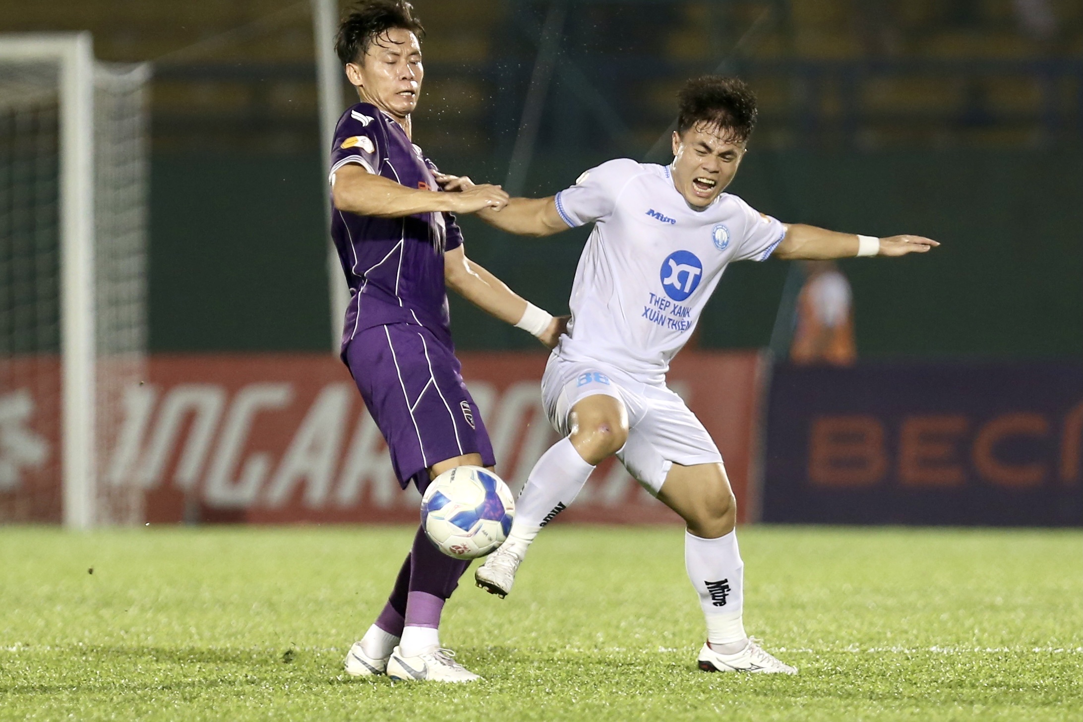 Bảng xếp hạng V-League mới nhất: HAGL và Bình Dương lại tụt hạng, ngôi đầu không đổi chủ- Ảnh 1.