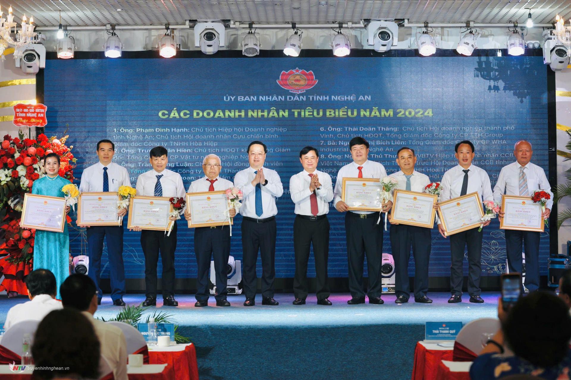 Nghe An province meets and honors outstanding businesses and entrepreneurs