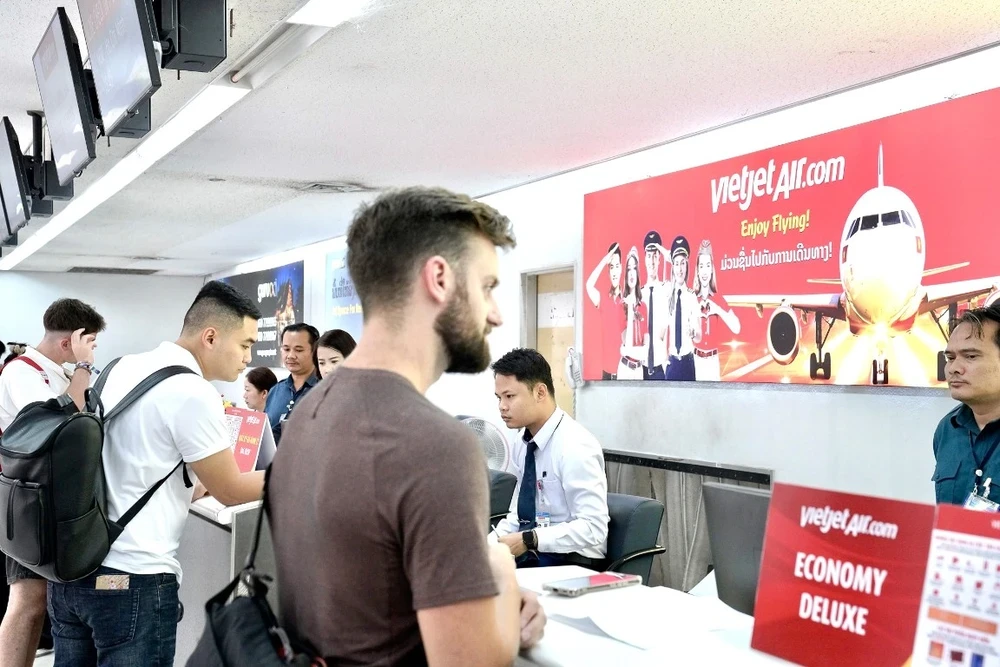 ベトジェット航空のビエンチャン・ホーチミン市間のフライトに搭乗した最初の乗客。 （写真：PV/ベトナム+）