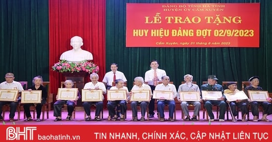 Trao Huy hiệu Đảng cho đảng viên ở Cẩm Xuyên