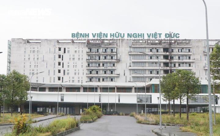 Viet Duc Hospital 2 has only stopped at the ribbon cutting stage and has never received any patients. (Photo: N.Loan)