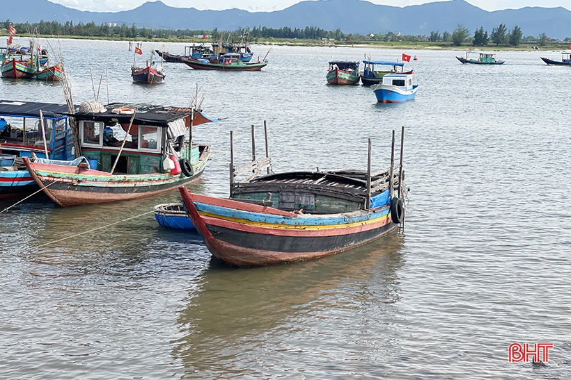 Xác tàu thuyền ngổn ngang ở vùng biển Cửa Nhượng