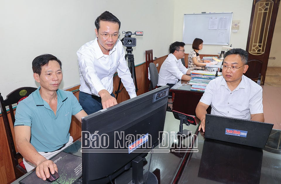 Nam Dinh Newspaper implements the process of producing and publishing press products on the press management software (CMS). (Photo: Viet Du)