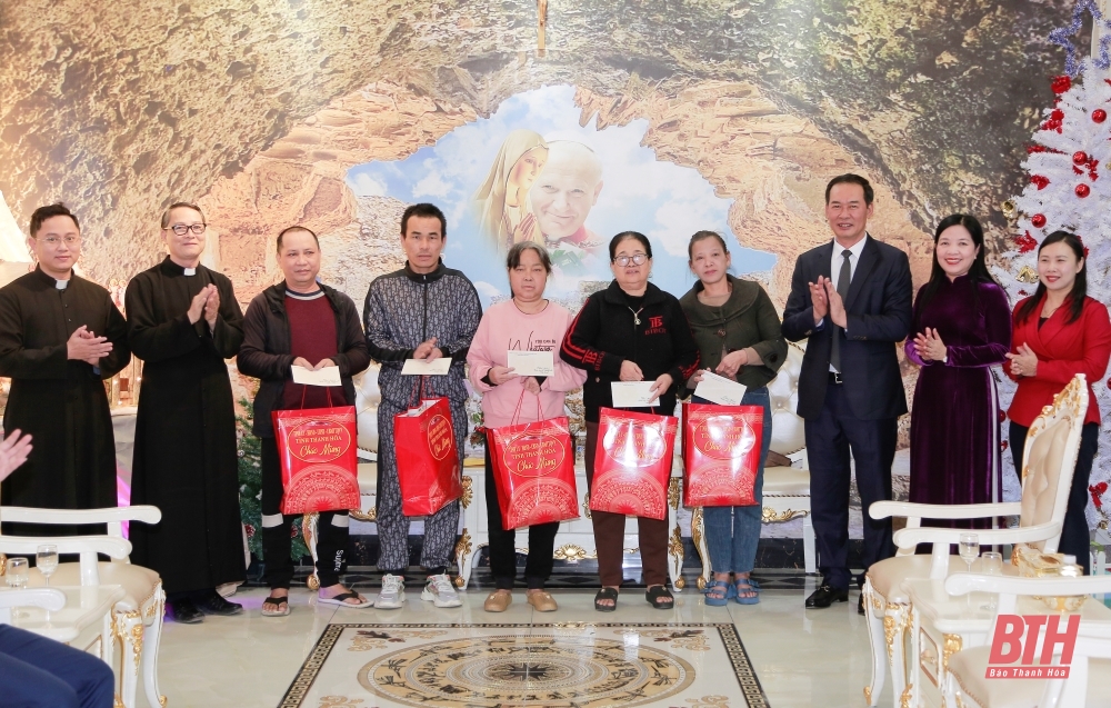 지방 당위원회 부비서 Trinh Tuan Sinh는 Sam Son 교구의 Tran Xuan Manh 신부를 축하했습니다.