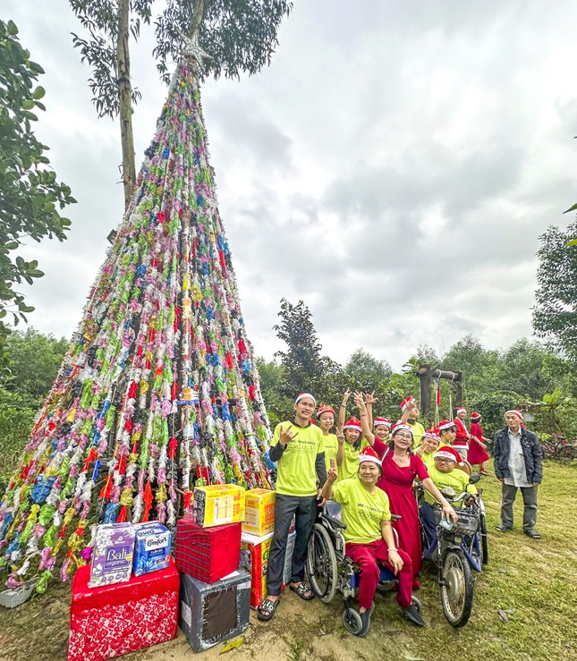 Árbol de Navidad único de 8 metros de altura hecho con paquetes de fideos instantáneos y bolsas de plástico foto 6