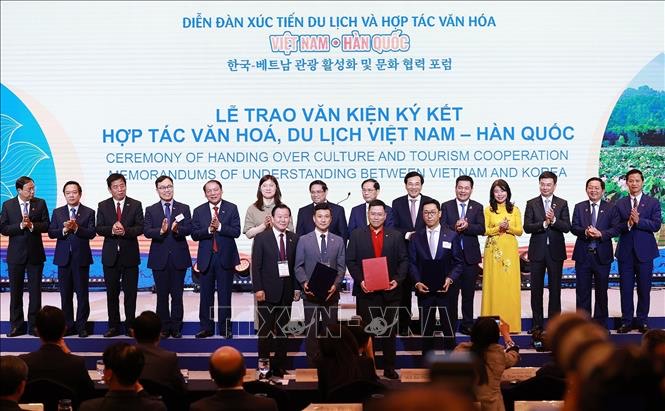 Premierminister Pham Minh Chinh nimmt am vietnamesisch-koreanischen Forum zur Förderung des Tourismus und der kulturellen Zusammenarbeit teil