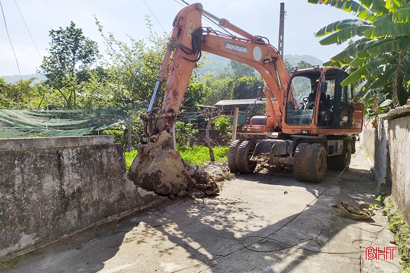 The story of donating land to open a road in the most difficult commune of Nghi Xuan district