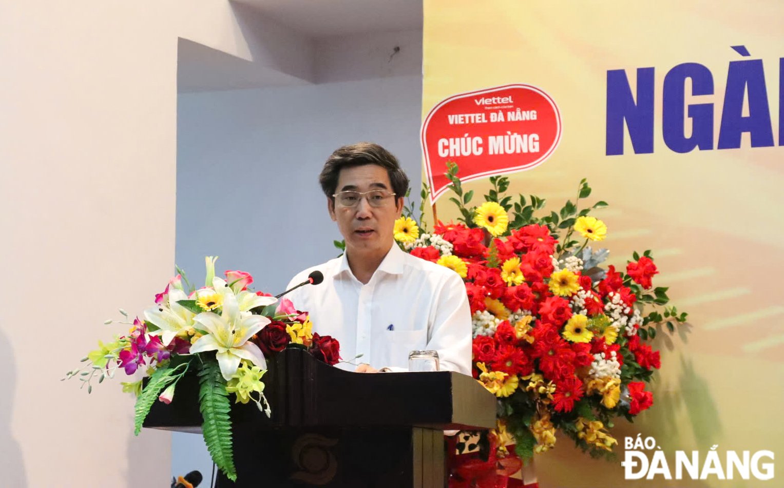 Vice Chairman of the City People's Committee Tran Chi Cuong spoke at the conference. Photo: TRAN TRUC