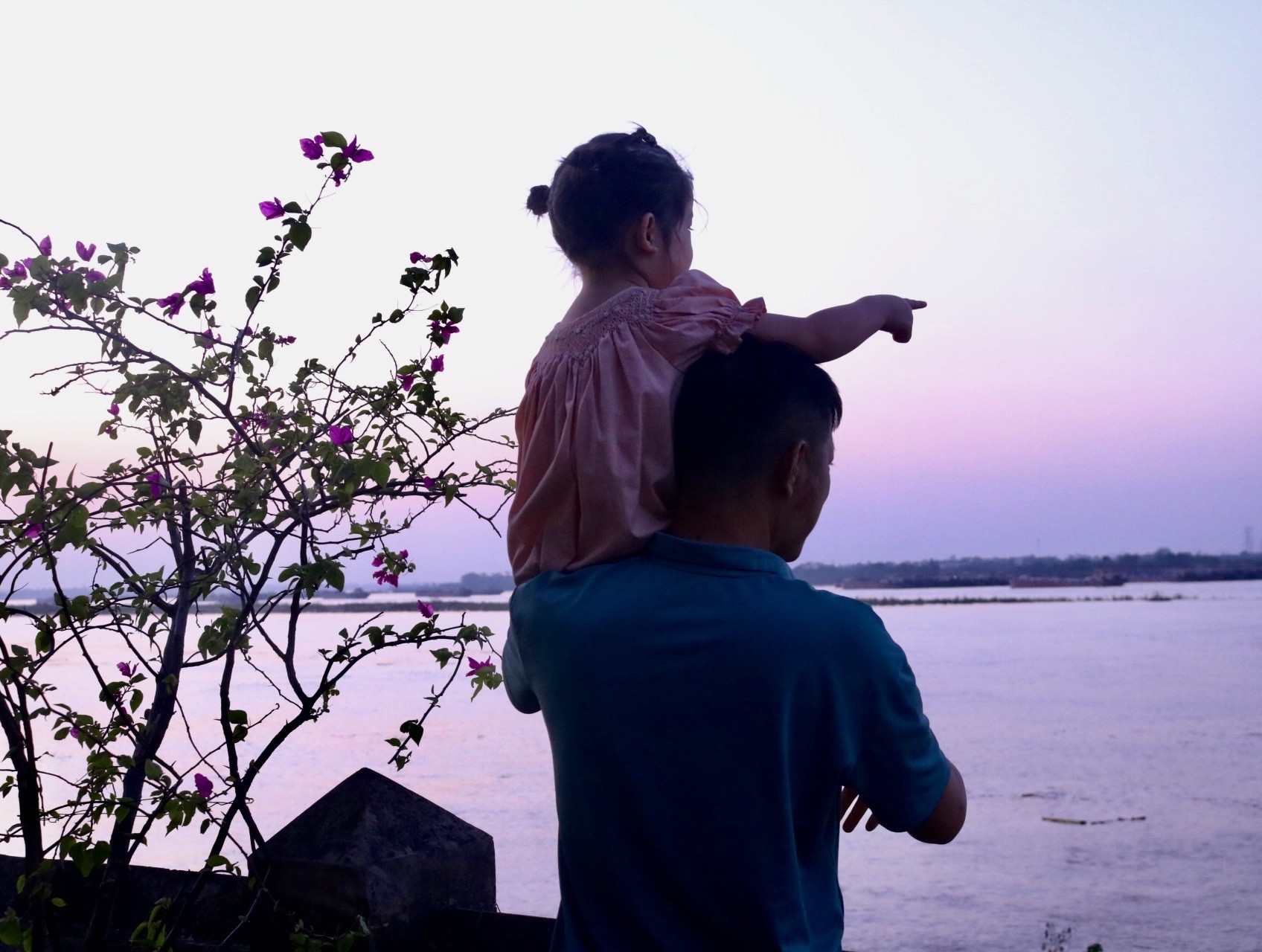 Junge Leute laden sich gegenseitig ein, an einem neuen Ort einzuchecken, um den Sonnenuntergang zu beobachten, extrem entspannt in Hanoi, Foto 7