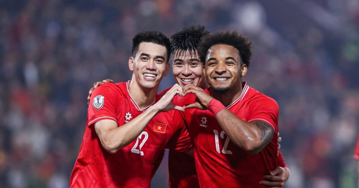 How will the Vietnamese team divide the prize after winning the AFF Cup?