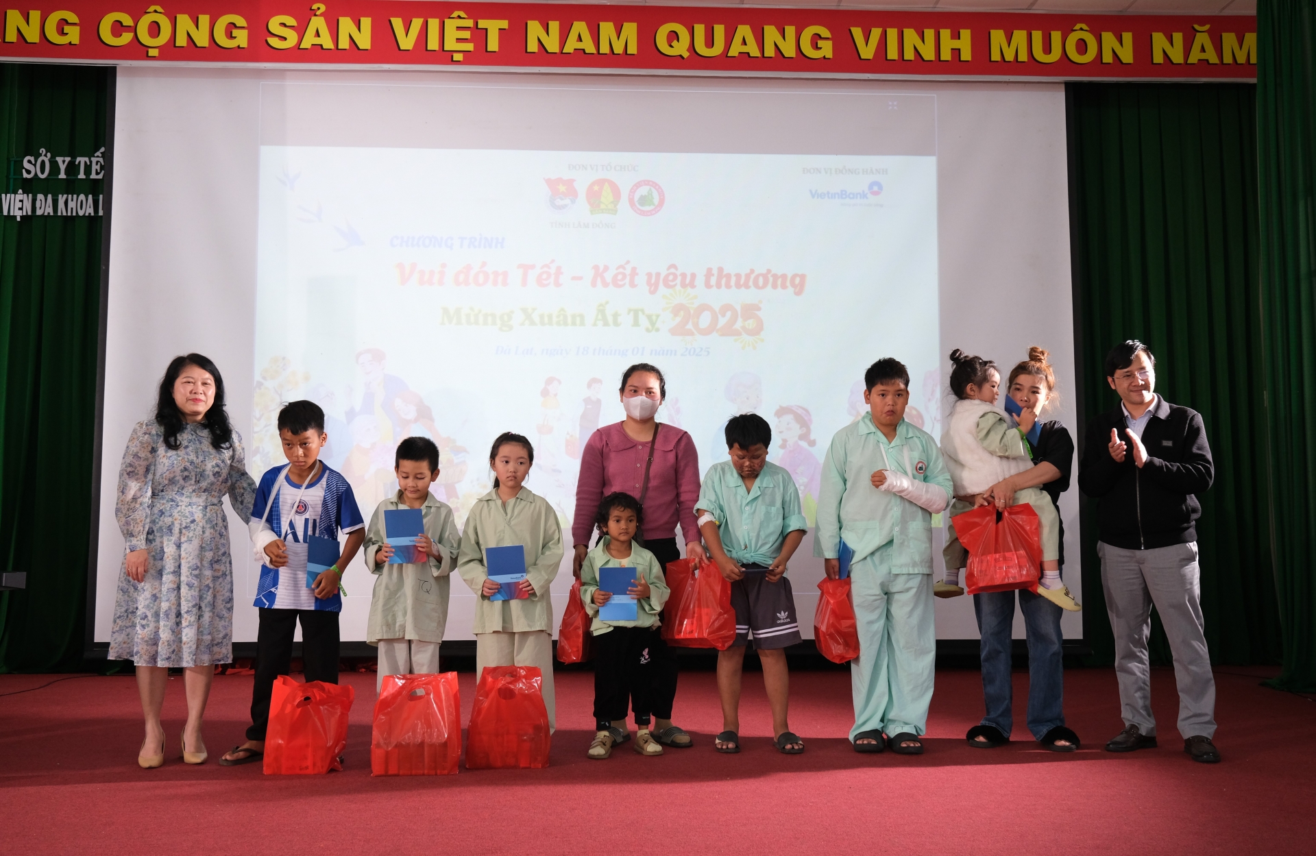 30 Stipendien und Tet-Geschenke wurden an Kinder im Lam Dong General Hospital vergeben.