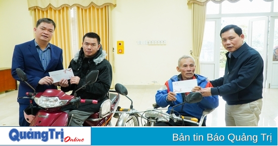 Thien Tam Fund and Quang Tri Newspaper presented 229 Tet gifts in Vinh Linh district.