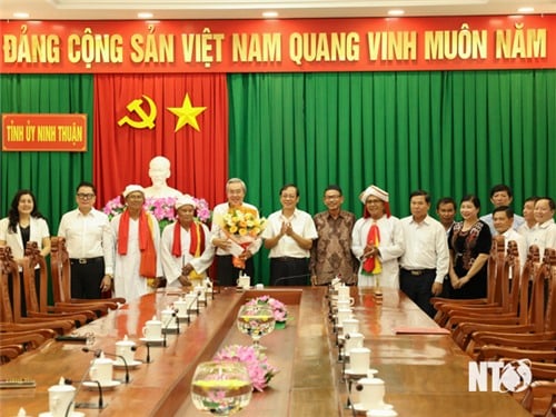 Le Comité permanent du Comité provincial du Parti rencontre la délégation provinciale de Ninh Thuan participant au 10e Congrès national du Front de la patrie du Vietnam