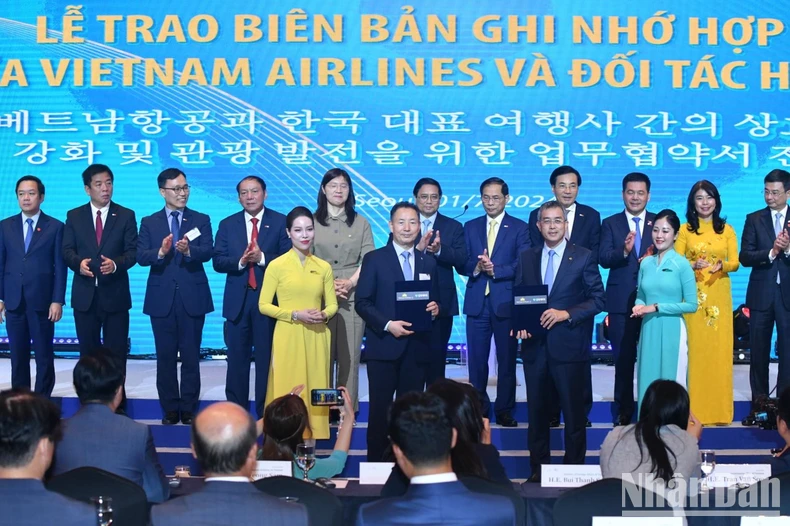 Vietnam Airlines celebra 30 años de vuelos directos y da la bienvenida al pasajero número 15 millones entre Vietnam y Corea foto 3