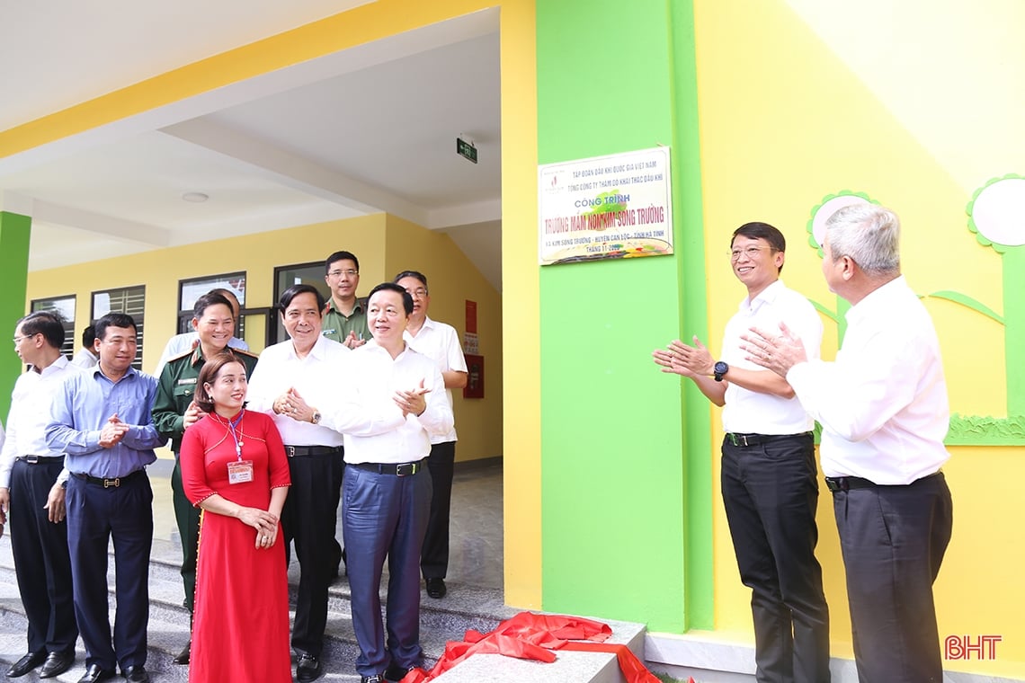 El viceprimer ministro Tran Hong Ha se une al gran festival de solidaridad en Ha Tinh