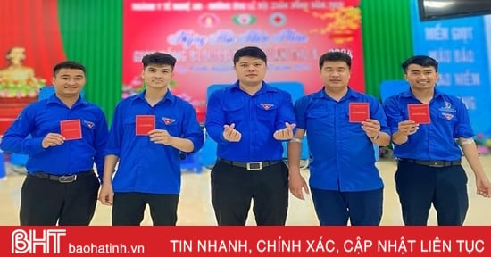 Bốn cán bộ Đoàn, thanh niên từ Hà Tĩnh ra Nghệ An hiến máu cứu người