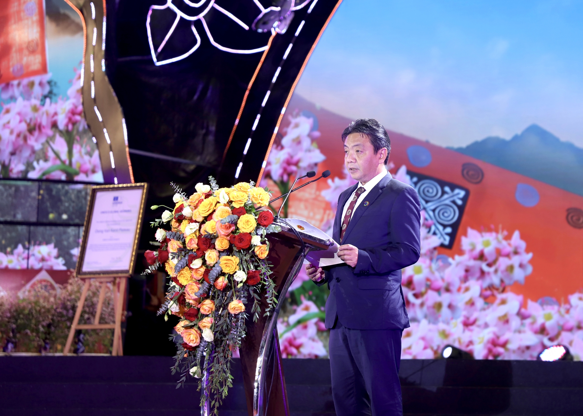 El viceministro de Cultura, Deportes y Turismo, Hoang Dao Cuong, habla en el programa