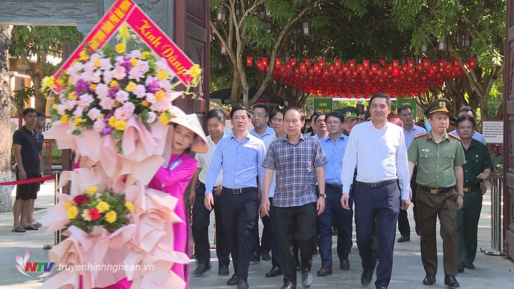 Los líderes de la ciudad de Hai Phong ofrecen incienso para conmemorar al presidente Ho Chi Minh en el sitio de la reliquia de Kim Lien