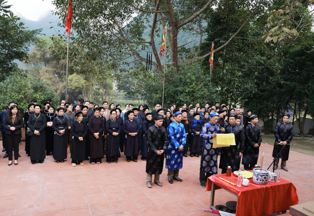People and delegates perform a ceremony at the temple of Nùng Trí Cao.