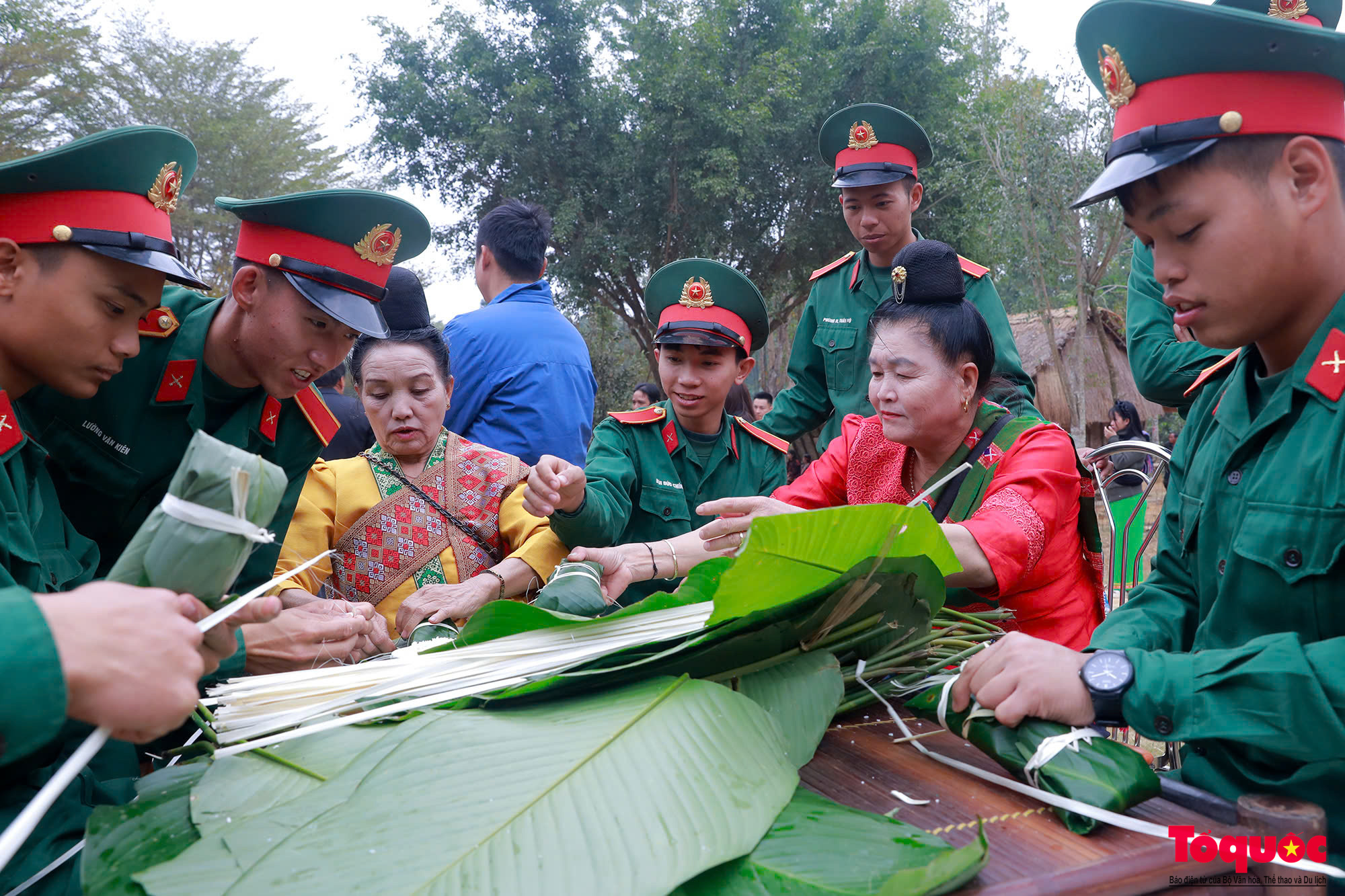 Đồng bào các dân tộc gửi gắm Bánh chưng xanh - Tết vì người nghèo - Ảnh 8.