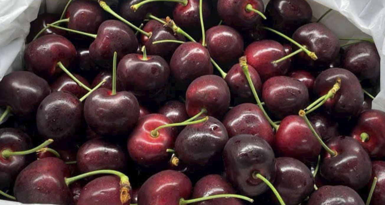 Đắt đỏ chưa từng thấy, 2 triệu đồng/kg cherry vẫn ‘cháy hàng’ ở chợ Tết Ất Tỵ