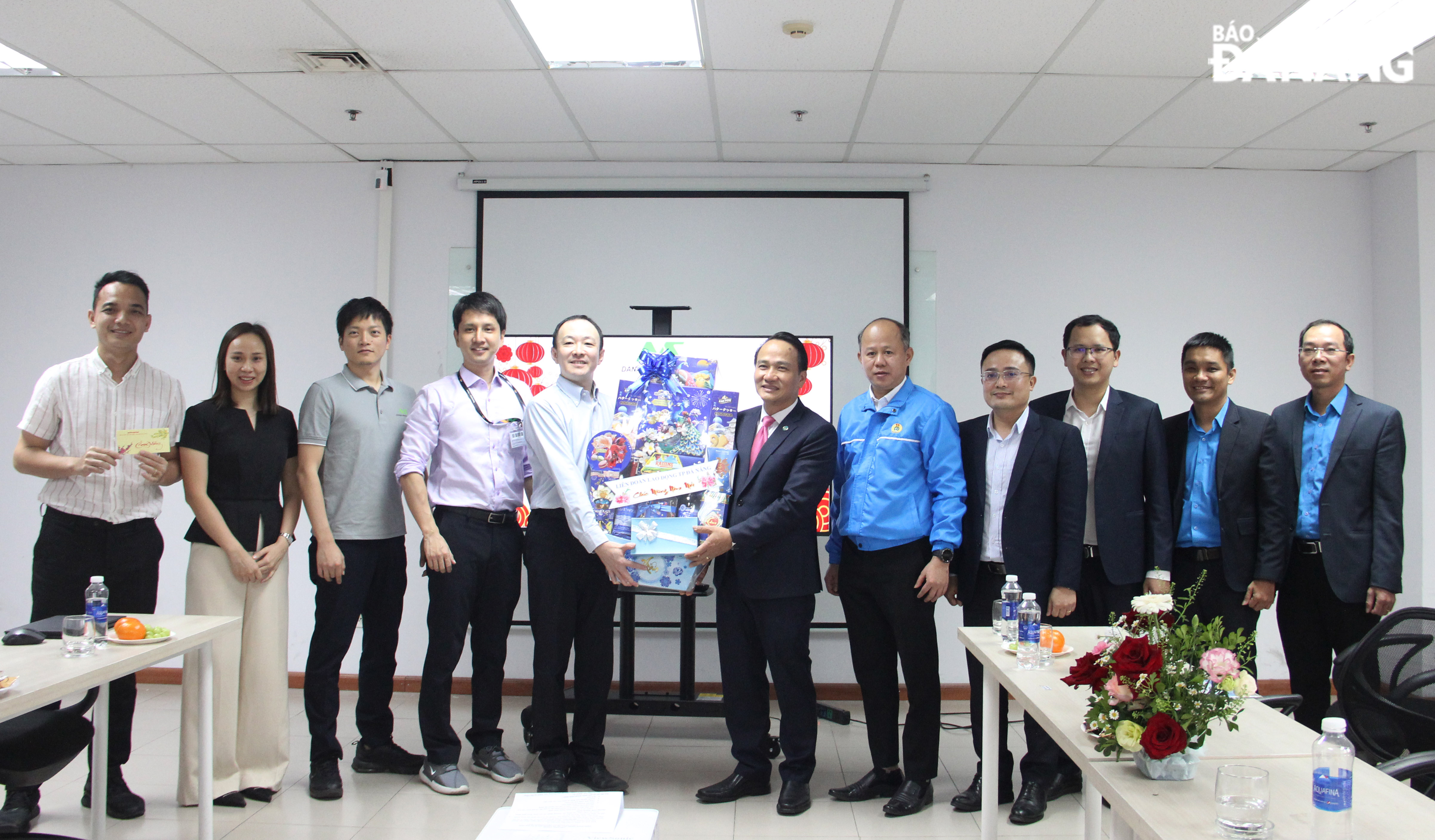 Standing Deputy Secretary of the City Party Committee Nguyen Dinh Vinh (6th from right) presents a New Year gift to Da Nang Nippon Seiki Co., Ltd. Photo: XUAN HAU