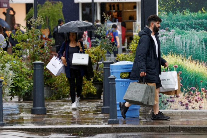 Điểm mua sắm miễn thuế ở làng Bicester thuộc Oxfordshire từng thu hút nhiều du khách. Ảnh: Reuters