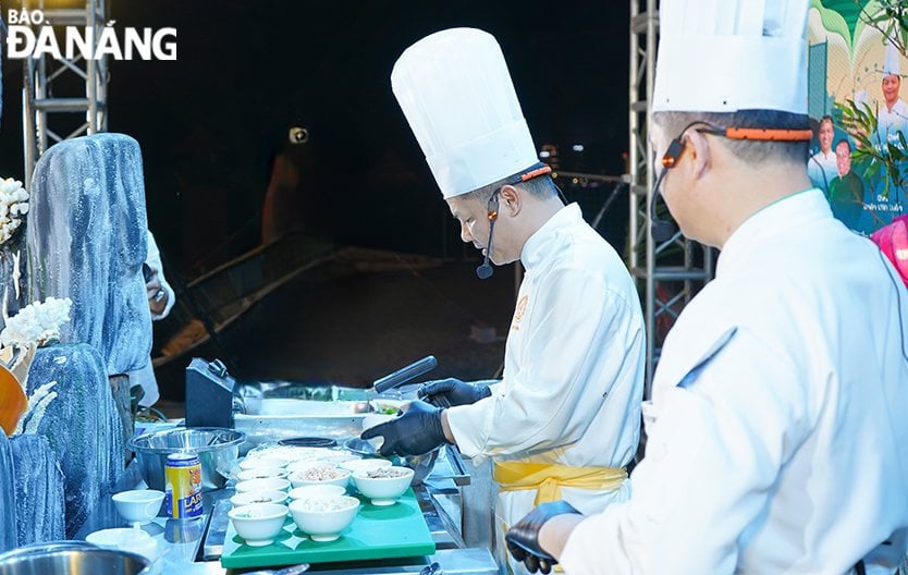 하이퐁 크랩 스프링 롤은 셰프 도 응옥 콩이 무대에서 직접 선보이며, 손님들이 감상할 수 있도록 합니다.