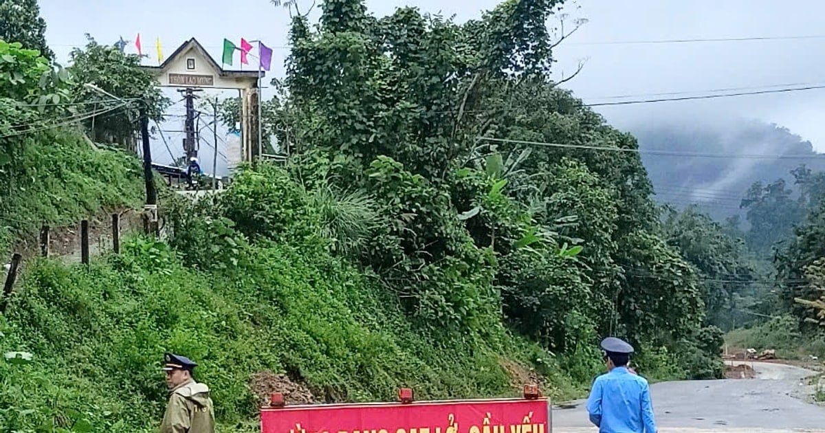 El puente Dak Mi 1 en la carretera nacional 14E que atraviesa el distrito de Phuoc Son está torcido y solo permite el cruce de motocicletas y automóviles.