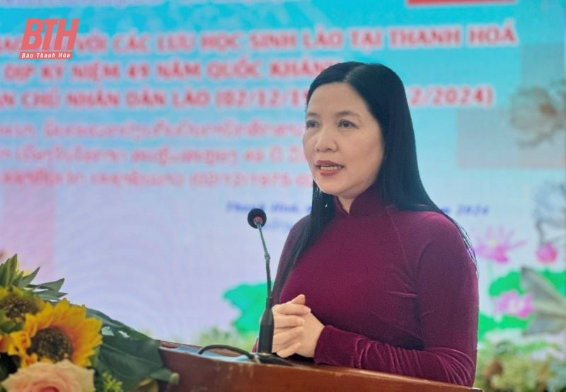 Encuentro e intercambio con estudiantes laosianos en Thanh Hoa