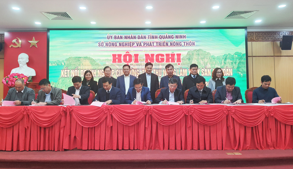 Đại diện các địa phương, đại diện các đơn vị sản xuất, phân phối và tiêu thụ sản phẩm đã ký kết Quy chế phối hợp về thực hiện công tác quản lý chất lượng, ATTP, PTTT; ký kết biên bản ghi nhớ cơ sở sản xuất, chế biến, kinh doanh nông sản. 