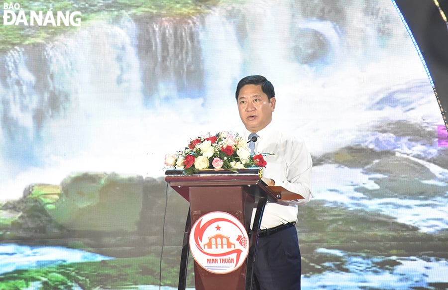 Le secrétaire adjoint du Comité provincial du Parti et président du Comité populaire provincial de Ninh Thuan, Tran Quoc Nam, a prononcé le discours d'ouverture de l'événement. Photo : THU HA