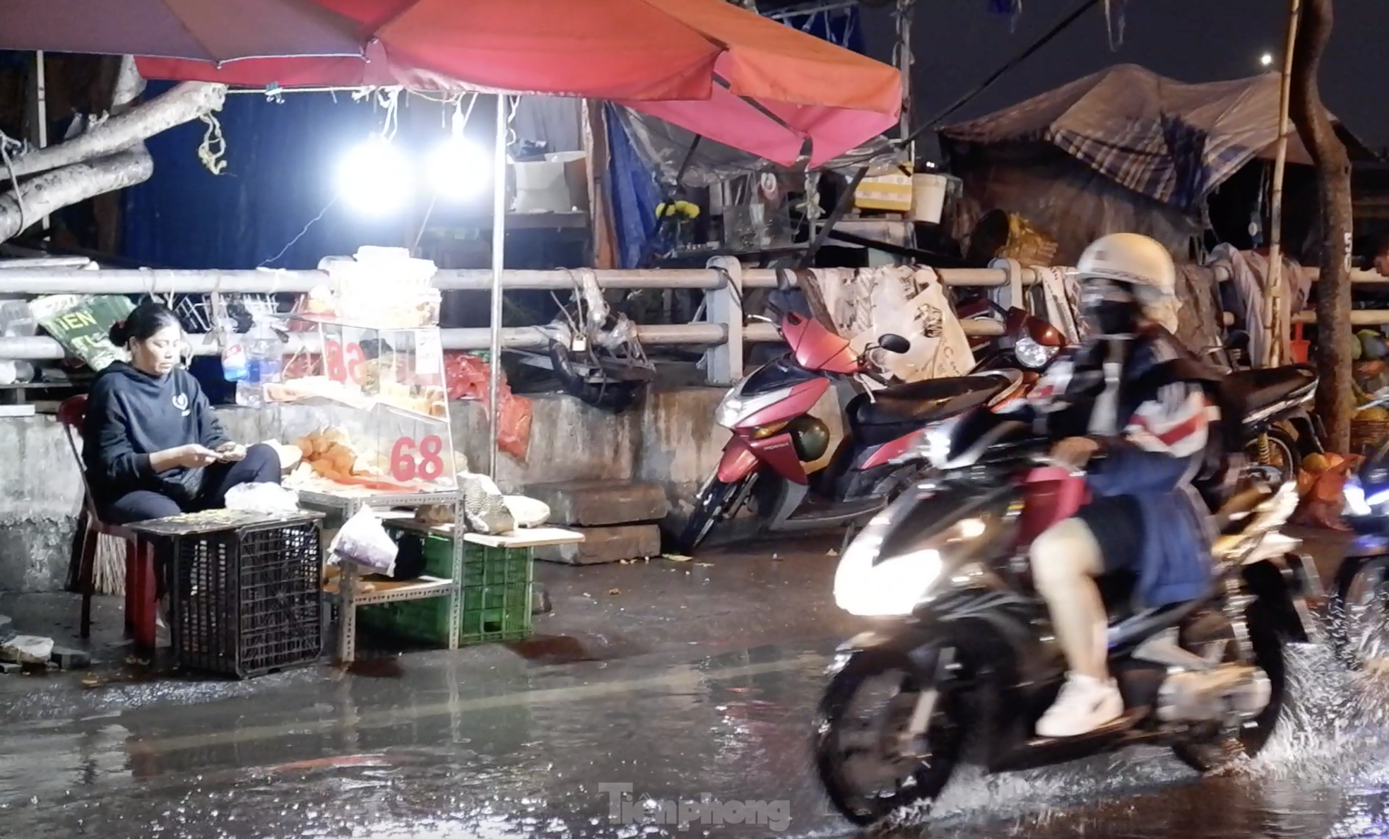 Atascos de tráfico y carreteras inundadas en la ciudad de Ho Chi Minh después de una lluvia inusual combinada con marea alta el día 15 del 12º mes lunar (foto 9)