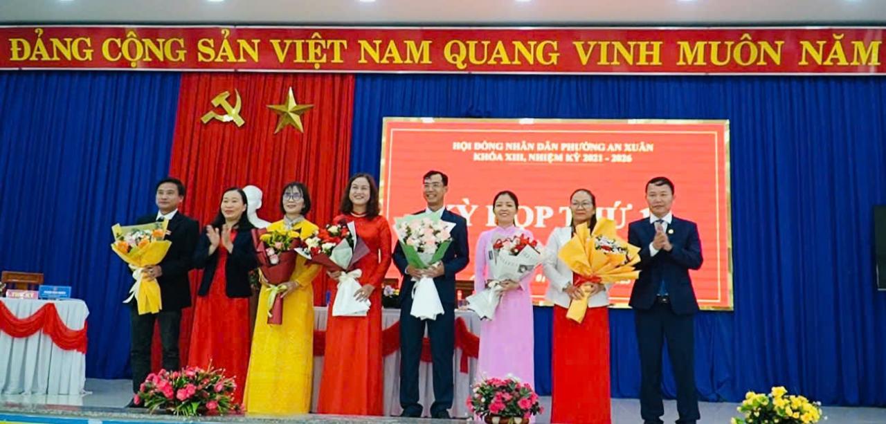 Lãnh đạo HĐND TP Tam Kỳ tặng hoa chúc mừng đại biểu được bầu vào các chức danh chủ chốt của HĐND phường An Xuân. Ảnh: V.T