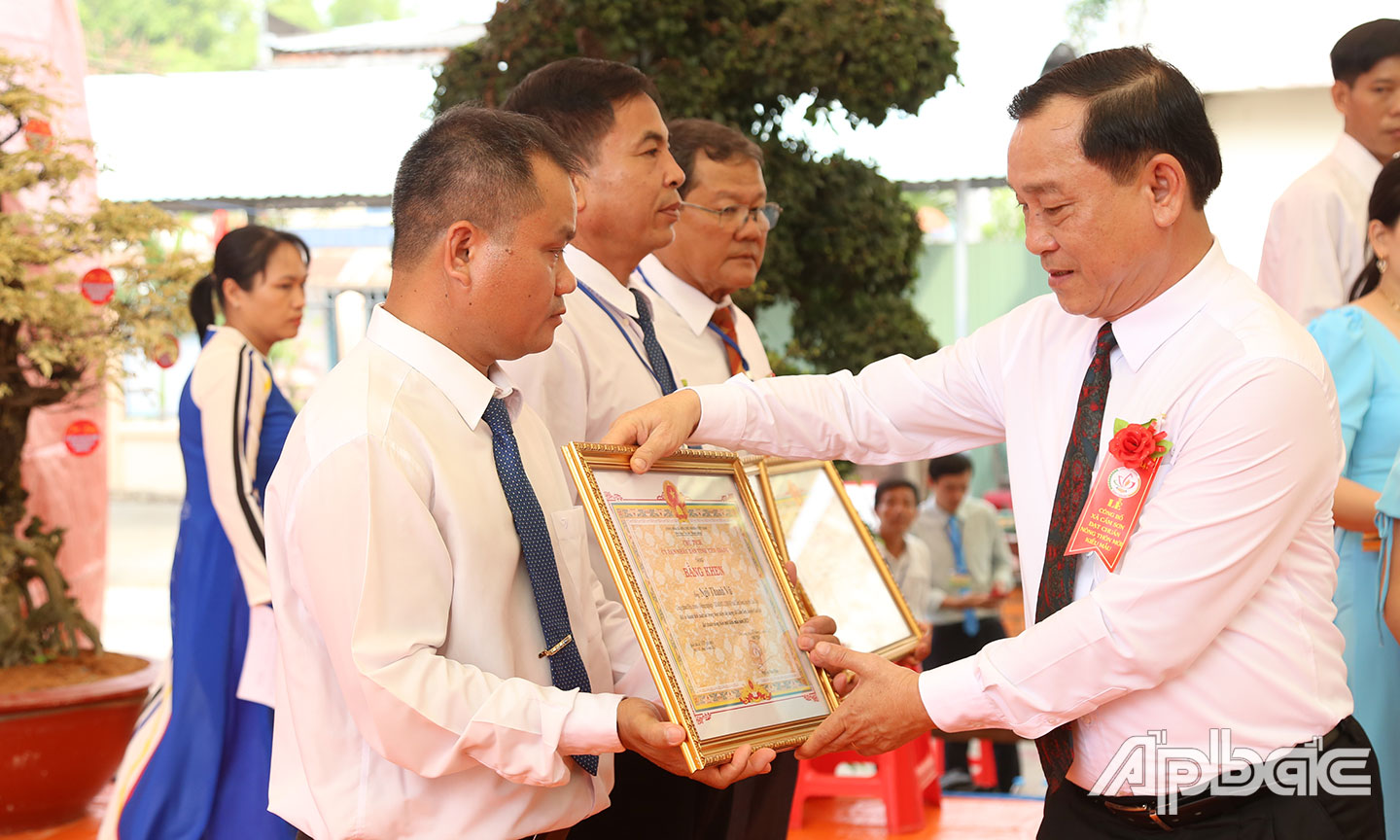 Awarding Certificates of Merit from Tien Giang Provincial People's Committee to individuals with achievements in the new rural construction movement